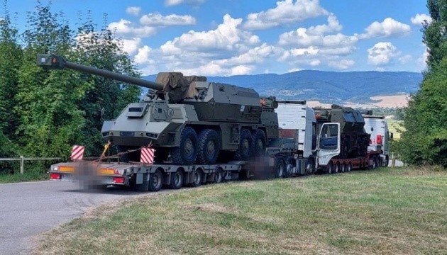 Tình hình Ukraine: Slovakia bàn giao 4 tổ hợp pháo tự hành Zuzana 2 cho Kiev, phương Tây viện trợ bổ sung 1,5 tỷ Euro. (Nguồn: ukrinform.net)