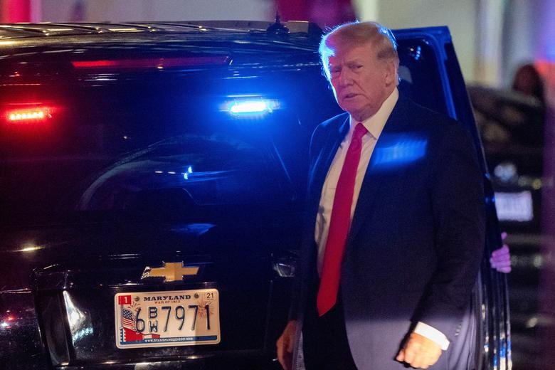Cựu Tổng thống Mỹ Donald Trump đến Trump Tower, New York, ngày 9/8, một ngày sau khi lực lượng FBI khám xét biệt thự của ông ở bãi biển Mar-a-Lago Palm. (Nguồn: Reuters)