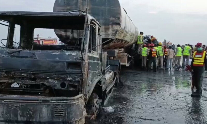 Pakistan: Tai nạn nghiêm trọng liên quan xe bồn chở dầu, 20 người thiệt mạng. (Nguồn: Aaj News)