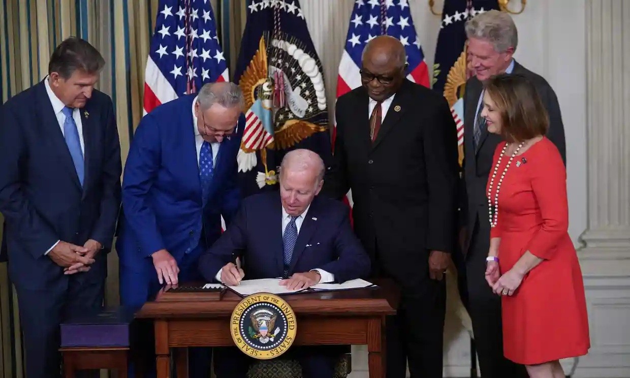 Tổng thống Mỹ ký ban hành Đạo luật Giảm lạm phát
