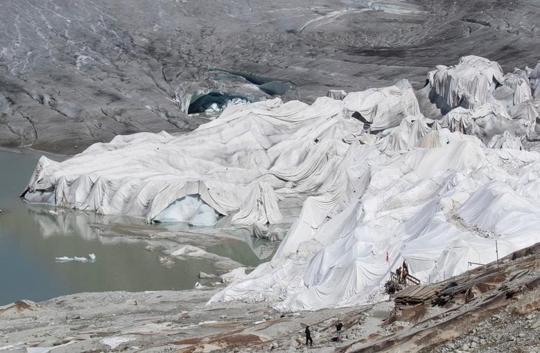 Ảnh ấn tượng tuần (22-28/8): Triển lãm vũ khí bị phá hủy ở Ukraine, Nga chỉ trích vụ ám sát nhà báo Dugin, lộ xác chiến hạm Đức thời Thế chiến II