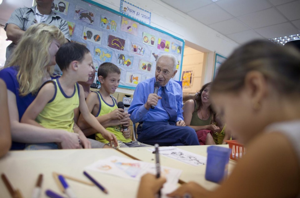 di san ngoai giao cua cuu tong thong israel shimon peres qua anh