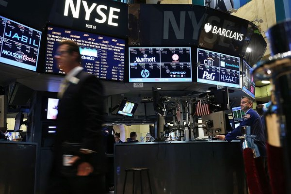 thi truong chung khoan toan cau di xuong