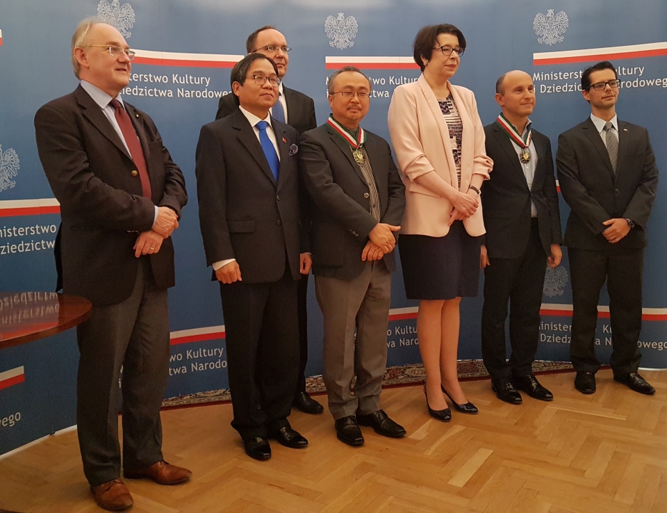 Ba Lan trao tặng NSND Đặng Thái Sơn giải thưởng cao quý nhất về văn hóa ba lan trao tang nsnd dang thai son giai thuong cao quy nhat ve van hoa