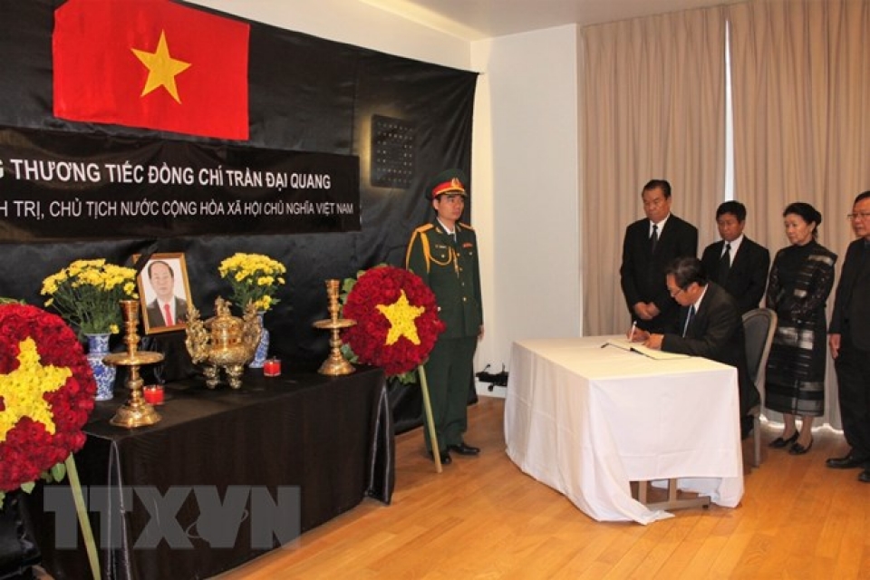 le vieng va mo so tang chu tich nuoc tran dai quang tai phap ukraine va italy