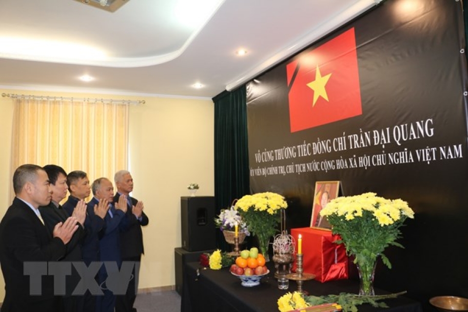 le vieng va mo so tang chu tich nuoc tran dai quang tai phap ukraine va italy