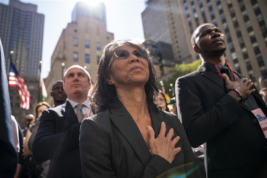 anh an tuong trong tuan 16 229 bang chung iran tan cong co so dau mo va ong trump voi to 20 usd