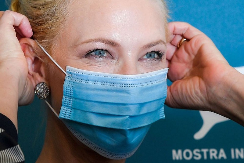 Ảnh ấn tượng tuần (31/8-6/9): Gay cấn bầu cử Mỹ, nụ hôn ở Belarus và khẩu trang thời thượng của Lady Gaga nơi tâm dịch