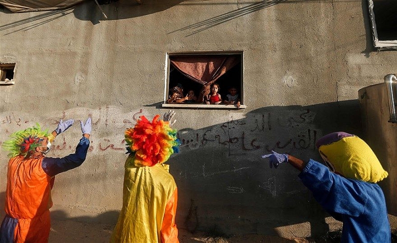 Ảnh ấn tượng tuần (31/8-6/9): Gay cấn bầu cử Mỹ, nụ hôn ở Belarus và khẩu trang thời thượng của Lady Gaga nơi tâm dịch