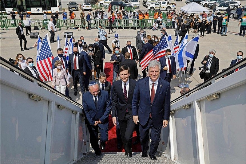 Ảnh ấn tượng tuần (31/8-6/9): Gay cấn bầu cử Mỹ, nụ hôn ở Belarus và khẩu trang thời thượng của Lady Gaga nơi tâm dịch