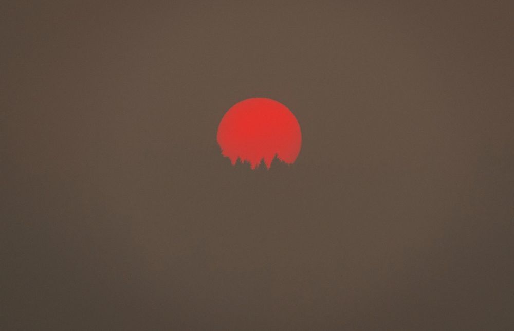 Ảnh ấn tượng tuần (7-13/9): Bầu trời như ‘ngày tận thế’ ở Mỹ, căng thẳng Belarus, nhà sáng lập WikiLeaks đắc lợi từ Covid-19