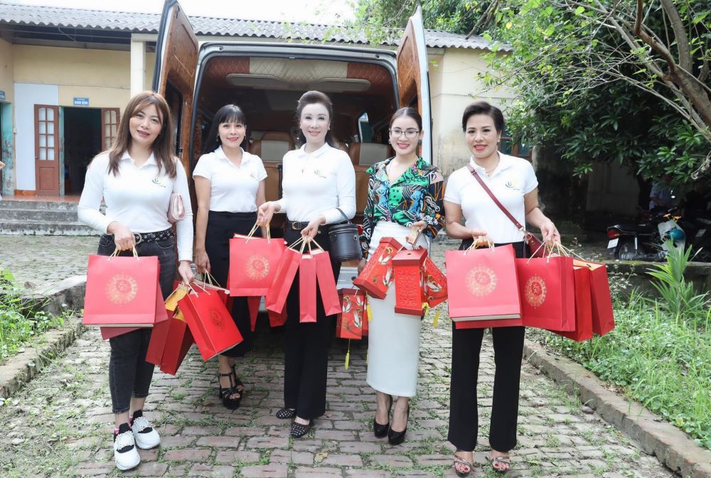 Hoa hậu Doanh nhân thành đạt Vũ Thúy Nga mang Trung thu sớm đến với trẻ em tàn tật