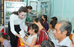 Hoa hậu Doanh nhân thành đạt Vũ Thúy Nga mang Trung thu sớm đến với trẻ em tàn tật
