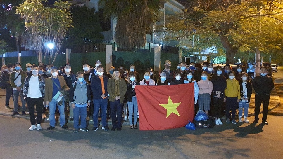 ảnh chụp ĐSQ và cộng đồng ta tại Mozambique nghe phổ biến phòng dịch trước khi lên xe hồi hương 28-8-2020