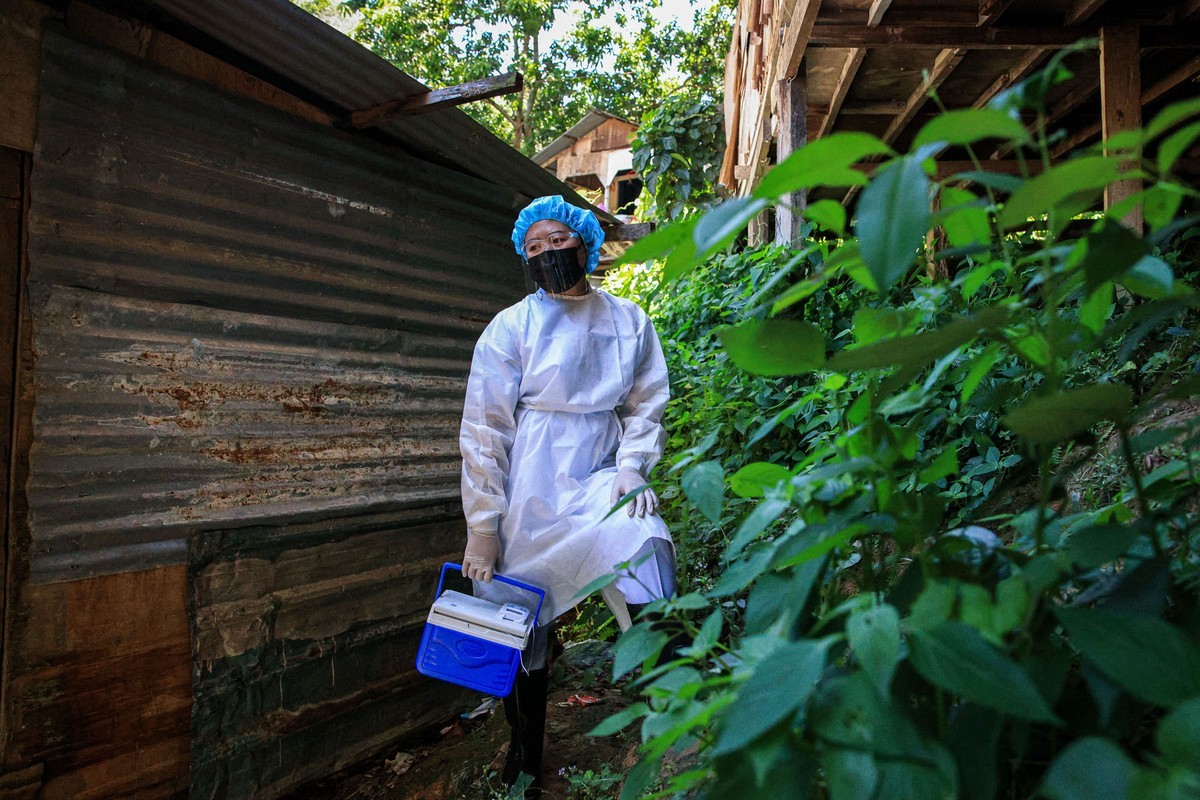 Nhân viên y tế mang thùng vaccine CanSino tới ngôi làng nông thôn hẻo lánh để tiêm chủng cho người dân trong chương trình tiêm chủng Covid-19 toàn cộng đồng, ngày 5/9 tại Kota Kinabalu, Sabah, Malaysia. (Nguồn: Getty)