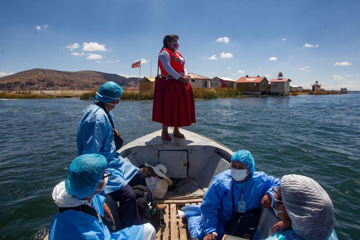 Các nhân viên y tế Peru cùng bà Rita Subana (ở giữa), cựu Thị trưởng một hòn đảo ở Uros, tham gia chương trình tiêm chủng cho những người dễ bị tổn thương chưa được tiêm vaccine Covid-19 tại các đảo nổi của Uros, thuộc khu vực hồ Titicaca, Peru, ngày 12/9