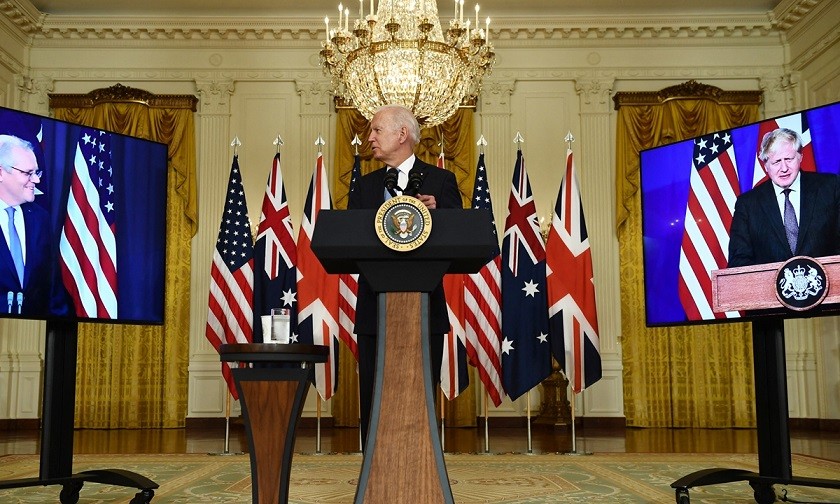 Tổng thống Mỹ Joe Biden tham gia cuộc họp trực tuyến về an ninh quốc gia tại Nhà Trắng ở Washington, DC, với Thủ tướng Anh Boris Johnson (phải) và Thủ tướng Australia Scott Morrison. Tại cuộc họp, ông Biden thông báo Mỹ và các đồng minh gồm Anh, Australia