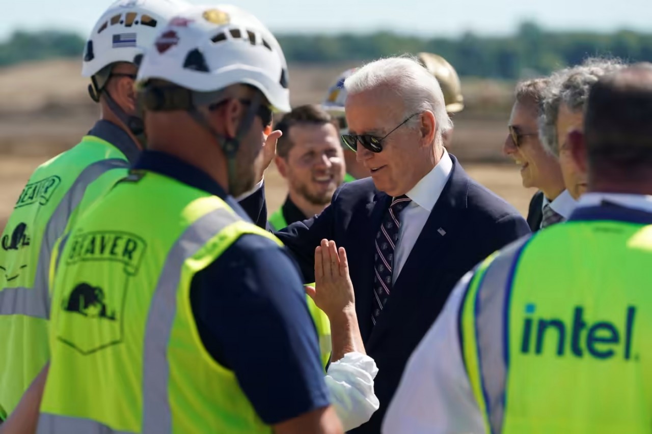 Tổng thống Biden: Cạnh tranh với Trung Quốc, Mỹ cần phải phát triển vi mạch. (Nguồn: Reuters) Tổng thống Biden: Cạnh tranh với Trung Quốc, Mỹ cần phải phát triển vi mạch. (Nguồn: Reuters)