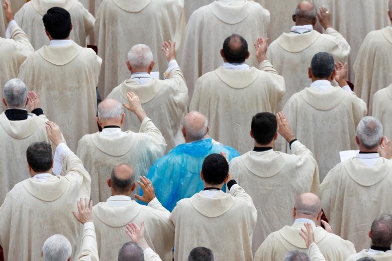 Ảnh ấn tượng tuần (5-11/9): Ông Putin nói cô lập Nga là nhiệm vụ bất khả thi, binh sĩ Ukraine vừa bắn pháo vừa chụp ảnh selfie, thảm sát ở Canada