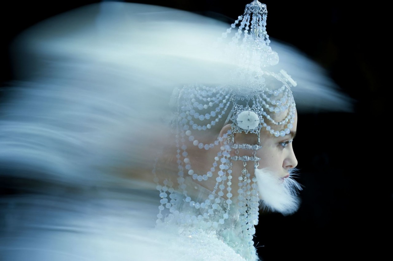 Ảnh ấn tượng tuần (5-11/9): Ông Putin nói cô lập Nga là nhiệm vụ bất khả thi, binh sĩ Ukraine vừa bắn pháo vừa chụp ảnh selfie, thảm sát ở Canada