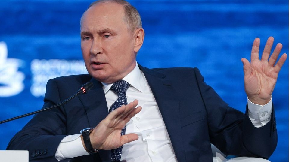 Ảnh ấn tượng tuần (5-11/9): Ông Putin nói cô lập Nga là nhiệm vụ bất khả thi, binh sĩ Ukraine vừa bắn pháo vừa chụp ảnh selfie, thảm sát ở Canada