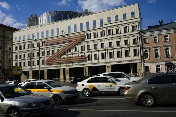 Nga-EU: Khi người ta tranh cãi về tính chất ‘con dao 2 lưỡi’ của đòn trừng phạt. (Nguồn: AP/AAP)