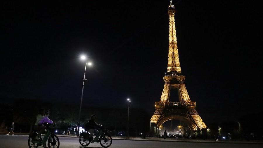 Khủng hoảng năng lượng, thủ đô Paris của Pháp cũng phải giảm thời gian ‘lên đèn’