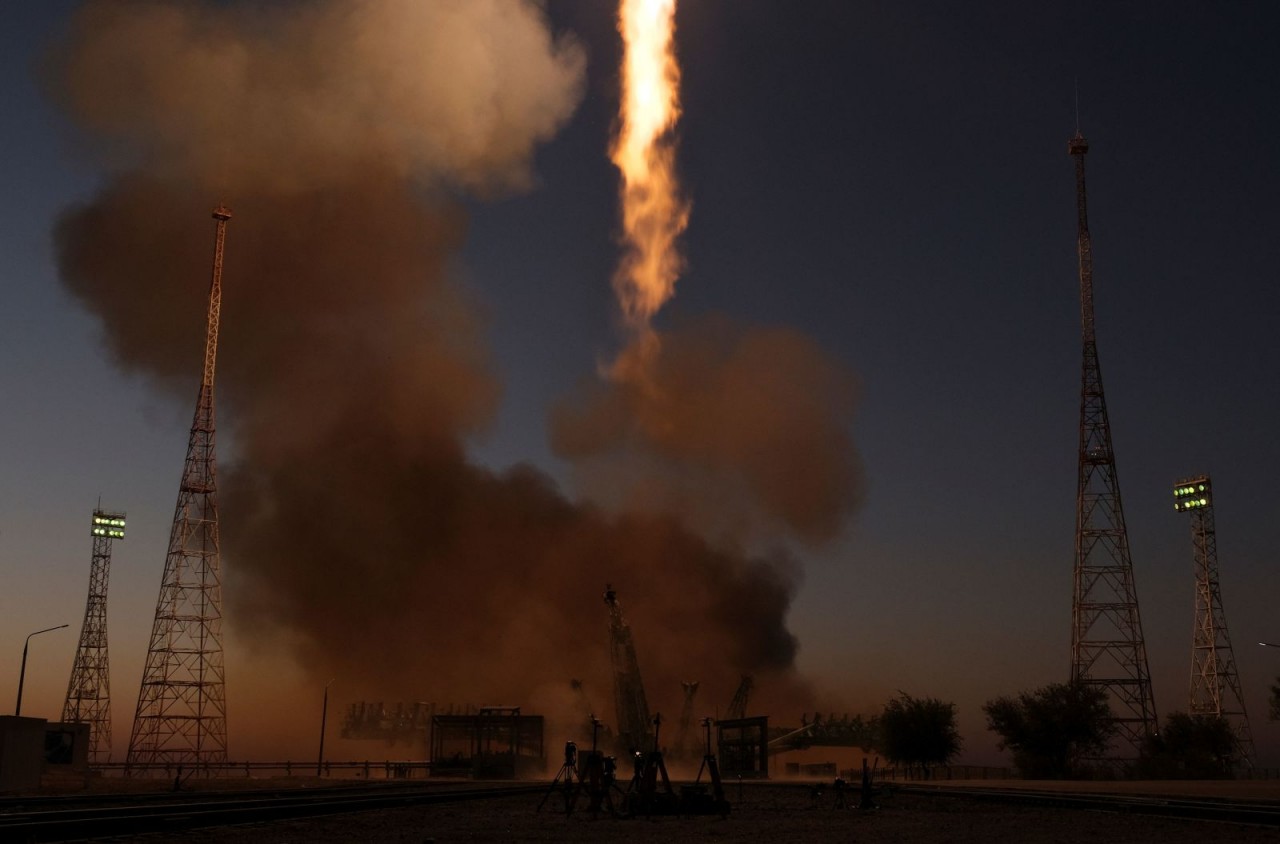 Ảnh ấn tượng tuần (19-25/9): Xe bọc thép bị phá hủy tại Kharkov, Tổng thống Ukraine nói về trừng phạt Nga tại LHQ, tuần hành ủng hộ phụ nữ Iran