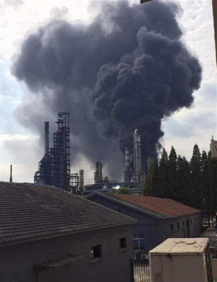 Nổ nhà máy lọc dầu ở miền Đông Trung Quốc no nha may loc dau o mien dong trung quoc