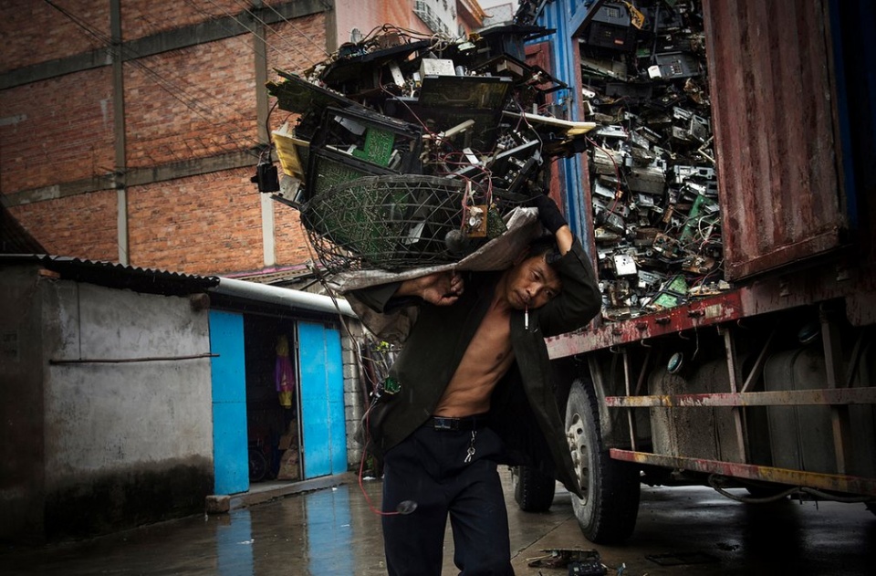 nhung nui rac thai dien tu moi nguy hai voi moi truong