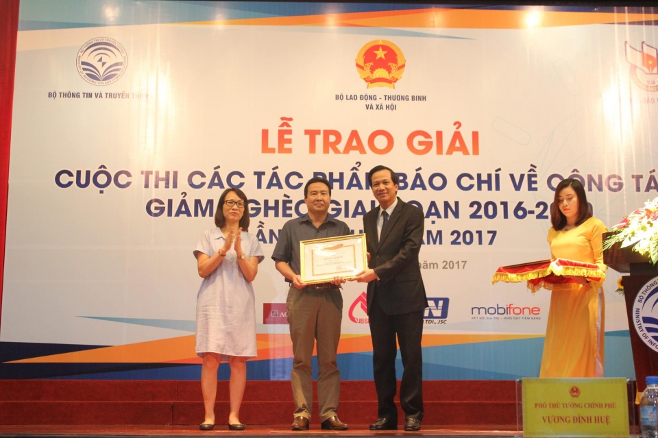 Trao giải các tác phẩm báo chí về công tác giảm nghèo năm 2017 trao giai cac tac pham bao chi ve cong tac giam ngheo nam 2017