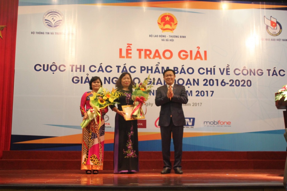 Trao giải các tác phẩm báo chí về công tác giảm nghèo năm 2017 trao giai cac tac pham bao chi ve cong tac giam ngheo nam 2017