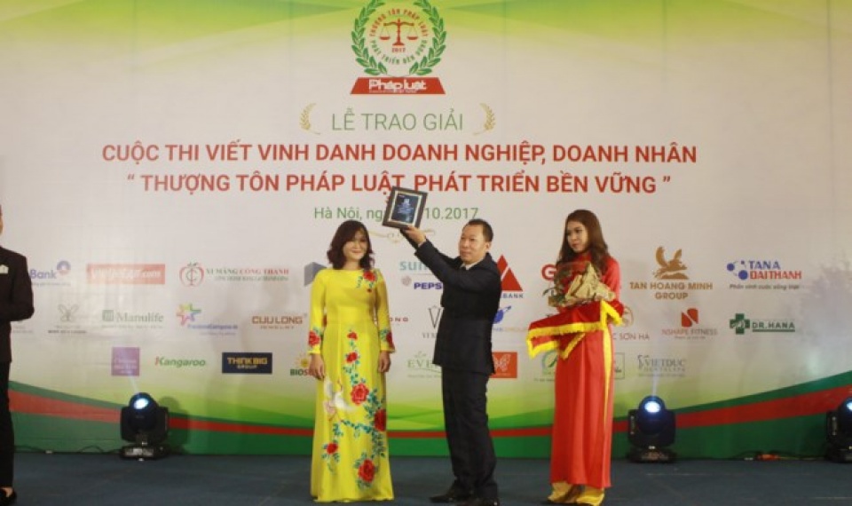 trao giai cuoc thi viet doanh nhan thuong ton phap luat