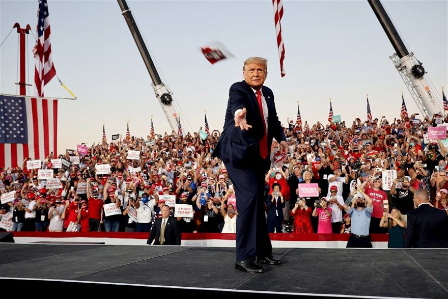 Ảnh ấn tượng tuần (12-18/10): Ngoạn mục giải cứu thủy thủ ở cảng Cửa Việt, khốc liệt xung đột Armenia-Azeibaijan và sôi sục bầu cử Mỹ Ảnh ấn tượng tuần (12-18/10): Ngoạn mục giải cứu thủy thủ ở cảng Cửa Việt; khốc liệt xung đột Armenia-Azerbaijan; sôi sục bầu cử Mỹ