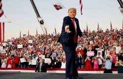 Ảnh ấn tượng tuần (12-18/10): Ngoạn mục giải cứu thủy thủ ở cảng Cửa Việt; khốc liệt xung đột Armenia-Azerbaijan; sôi sục bầu cử Mỹ