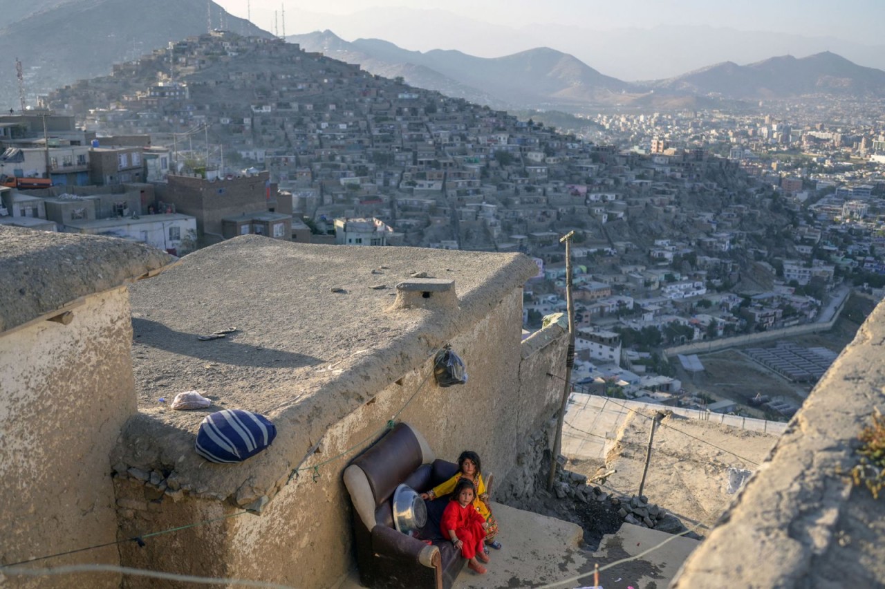 Hai bé gái ngồi trên chiếc ghế sofa từ một ngôi nhà nhìn ra Kabul, Afghanistan, ngày 14/10. (Nguồn: Getty)