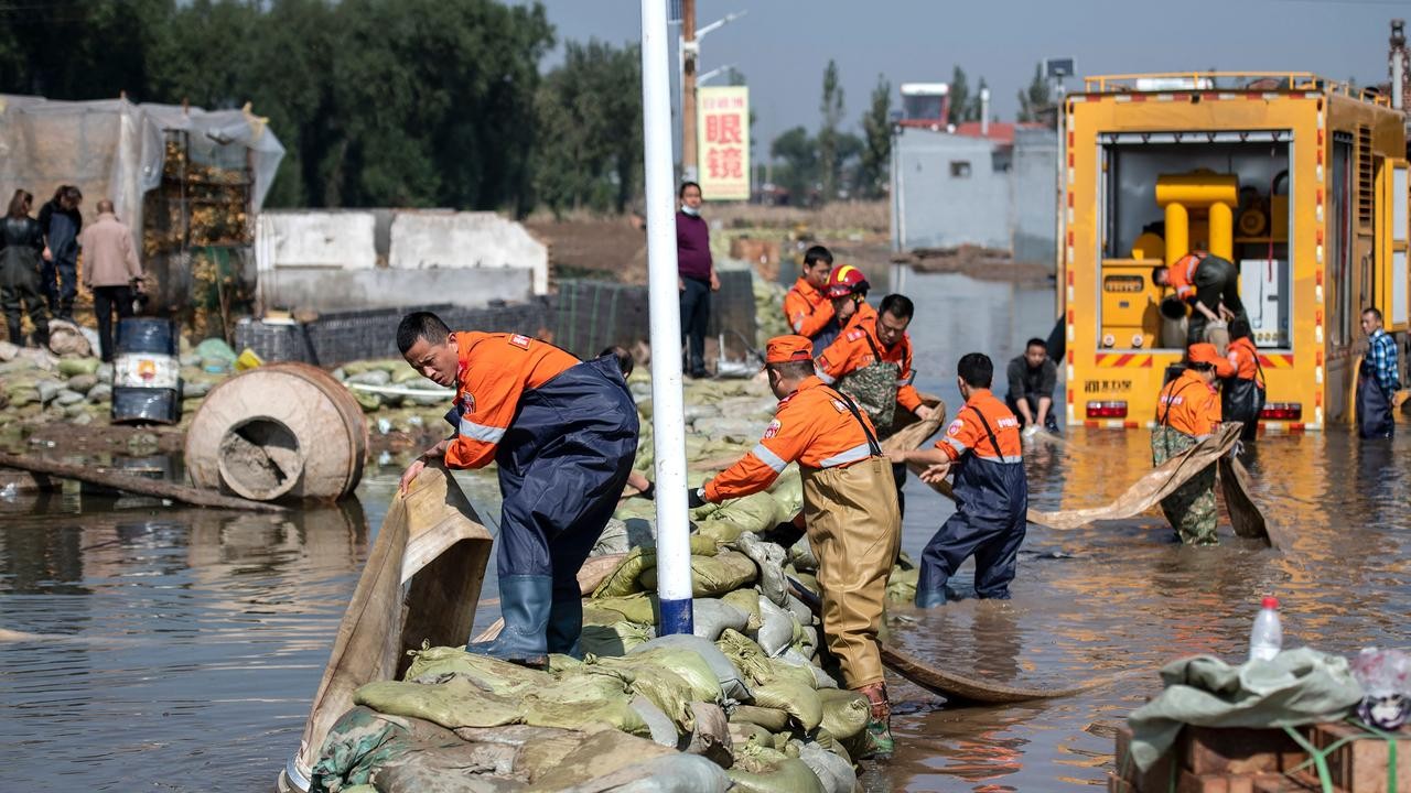 Nhân viên cứu hộ làm việc sau trận mưa lớn ở Jiexiu thuộc thành phố Jinzhong, tỉnh Sơn Tây, phía Bắc Trung Quốc, ngày 11/10. (Nguồn: AFP)