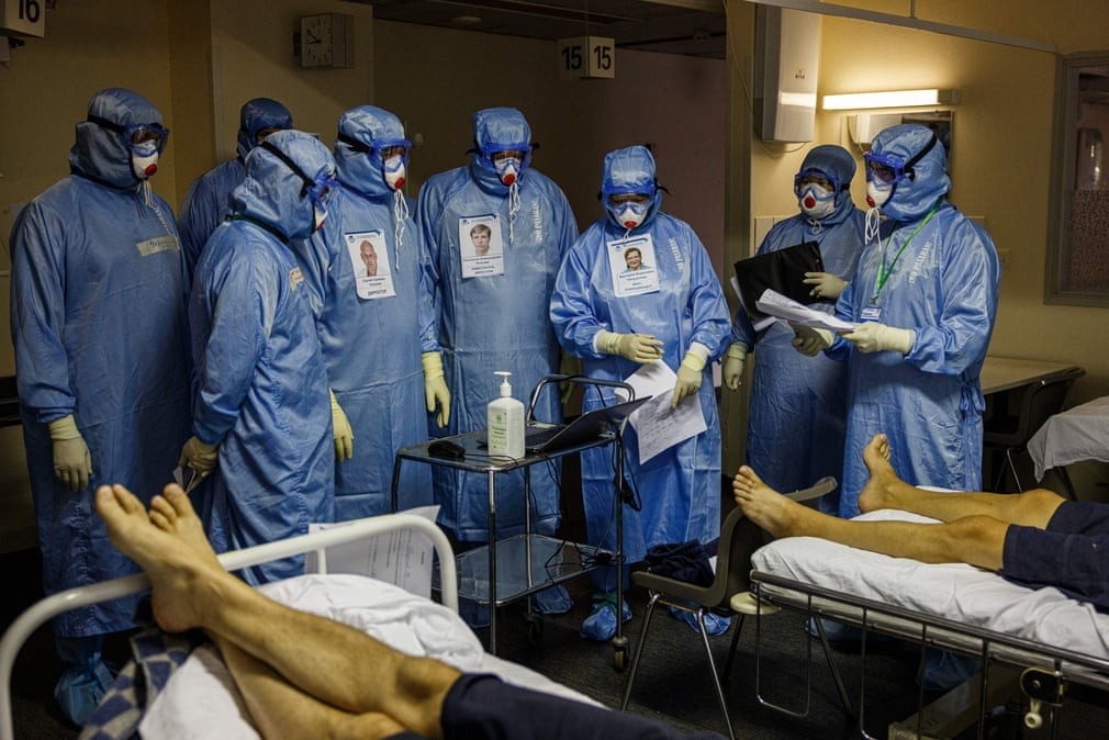 Nhân viên y tế tại phòng chăm sóc đặc biệt dành cho bệnh nhân Covid-19 ở bệnh viện Sklifosovsky, Moscow, Nga. Tuần qua, nước Nga ghi nhận kỷ lục với 1.028 người tư vong vì Covid-19 trong 24 giờ. (Nguồn: Getty)