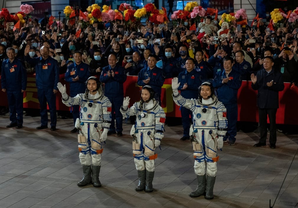 Ảnh ấn tượng tuần 18 24/10: Nóng chuyện giữa Nga và EU về Dòng chảy phương Bắc 2, vụ sát hại nghị sĩ Anh và tai nạn máy bay ở Mỹ