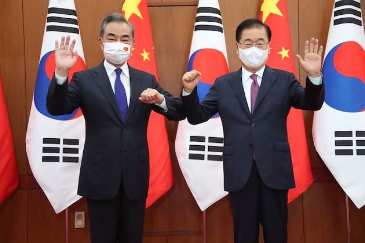 Ngoại trưởng Trung Quốc Vương Nghị (bên trái) và người đồng cấp Hàn Quốc Chung Eui-yong tại cuộc gặp bên lề Hội nghị thượng đỉnh G20 tại Italy, ngày 30/10. (Nguồn:  Korea Times)