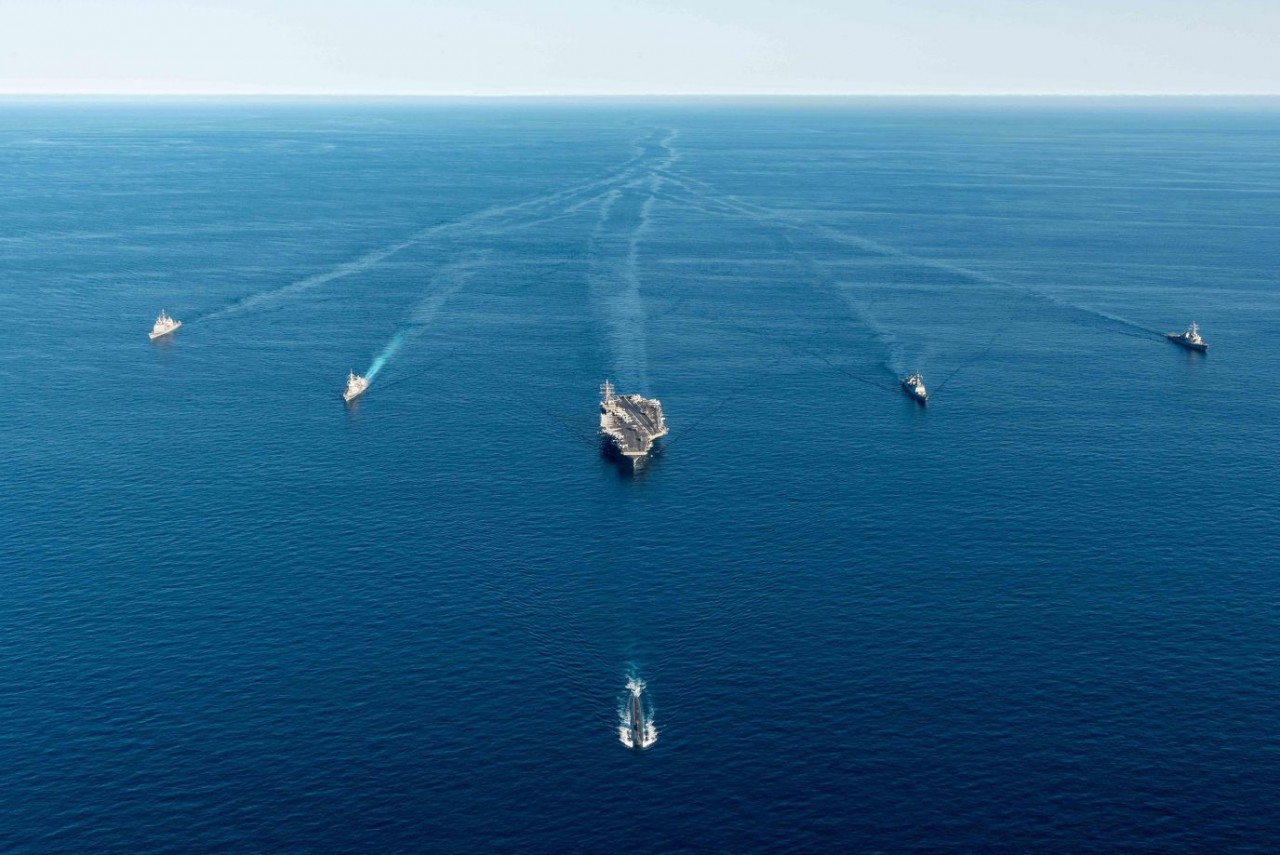 Tàu ngầm Mỹ USS Annapolis (phía trước), tàu sân bay Ronald Reagan của Mỹ (ở giữa) cùng các tàu chiến của Hàn Quốc và Nhật Bản trong cuộc tập trận chống tàu ngầm ba bên kết hợp ngoài khơi bán đảo Triều Tiên, ngày 30/9. (Nguồn: Getty) Tàu ngầm Mỹ USS Annapolis (phía trước), tàu sân bay Ronald Reagan của Mỹ (ở giữa) cùng các tàu chiến của Hàn Quốc và Nhật Bản trong cuộc tập trận chống tàu ngầm ba bên kết hợp ngoài khơi bán đảo Triều Tiên, ngày 30/9. (Nguồn: Getty)