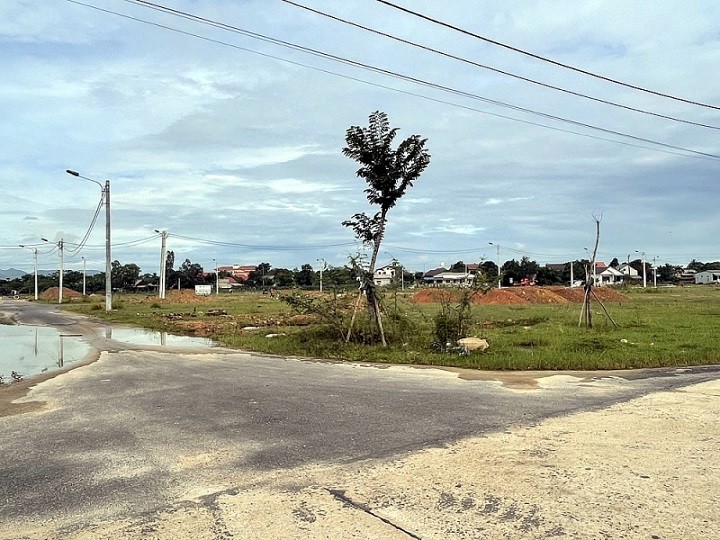 Bất động sản mới nhất: Quảng Trị: Hệ lụy từ “thổi” giá đất lên cao rồi bỏ cọc. (Nguồn: BXD)