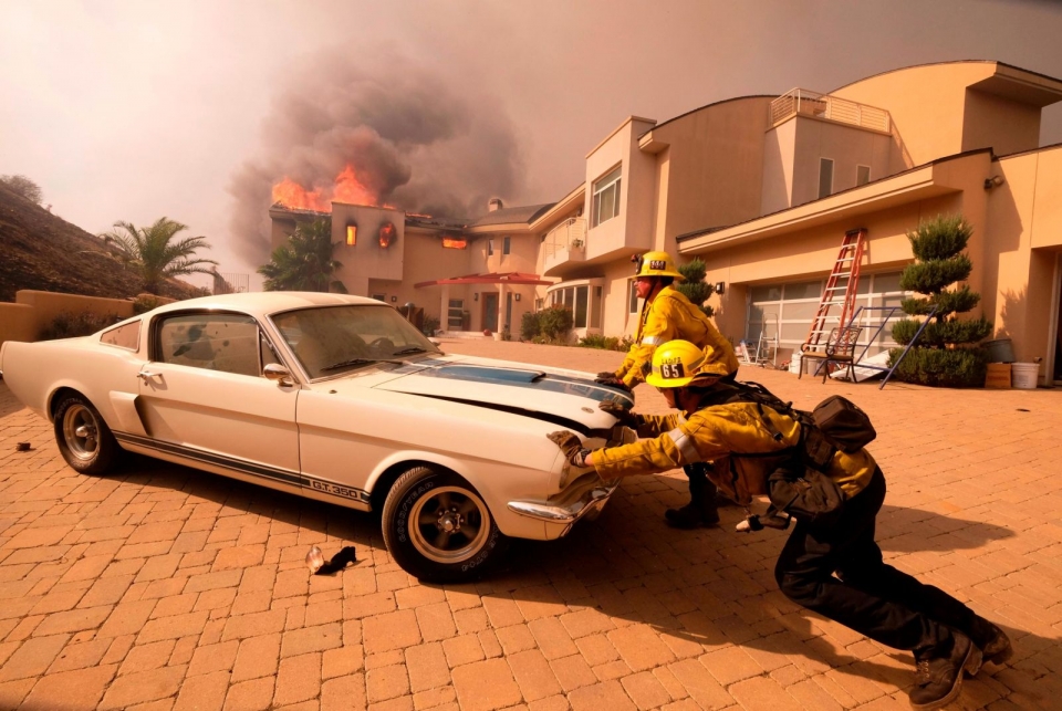 my hinh anh bao lua gian giu can quet bang california