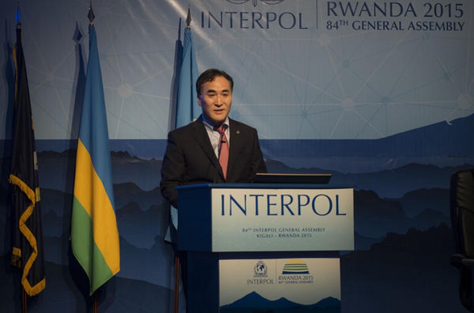 nga truot vi tri chu tich interpol