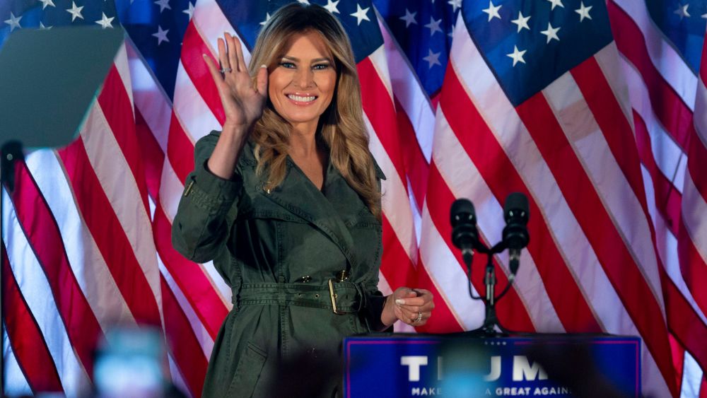 Đệ nhất phu nhân Melania Trump phát biểu tại một cuộc mít tinh vận động tranh cử ở Atglen, Pennsylvania, ngày 27/10. Sự kiện này đánh dấu lần xuất hiện một mình đầu tiên của bà trong chiến dịch vận động tranh cử cho chồng bà, đương kim Tổng thống Donald Trump. (Nguồn: USA Today) Vai trò ngày càng mở rộng của Đệ nhất Phu nhân Mỹ trên cả bình diện quốc gia lẫn quốc tế