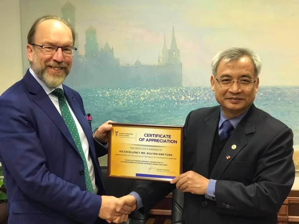 dai su nguyen anh tuan nhan bang khen cua chu tich phong thuong mai va cong nghiep ukraine