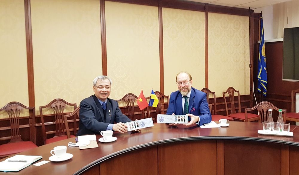 dai su nguyen anh tuan nhan bang khen cua chu tich phong thuong mai va cong nghiep ukraine