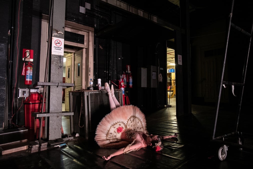 Ảnh ấn tượng tuần 1-7/11: Tổng thống Mỹ chỉ trích lãnh đạo Nga và Trung Quốc, Covid-19 nóng ở Romania và tai nạn máy bay tại Siberia