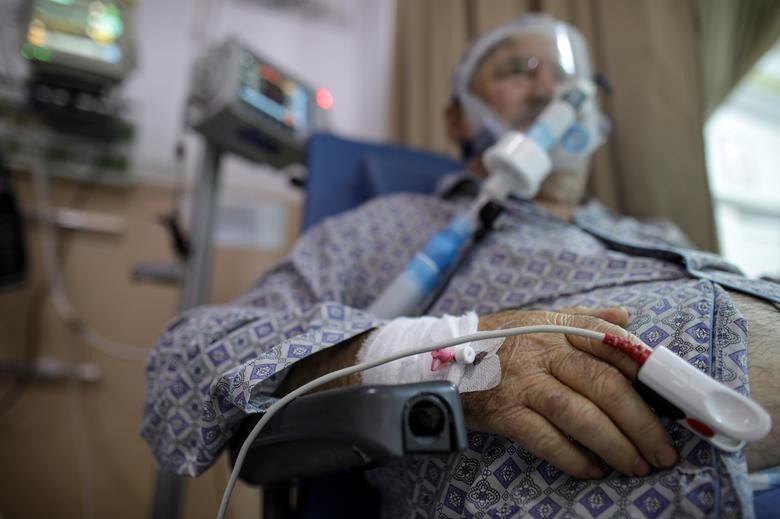 Ảnh ấn tượng tuần 1-7/11: Tổng thống Mỹ chỉ trích lãnh đạo Nga và Trung Quốc, Covid-19 nóng ở Romania và tai nạn máy bay tại Siberia