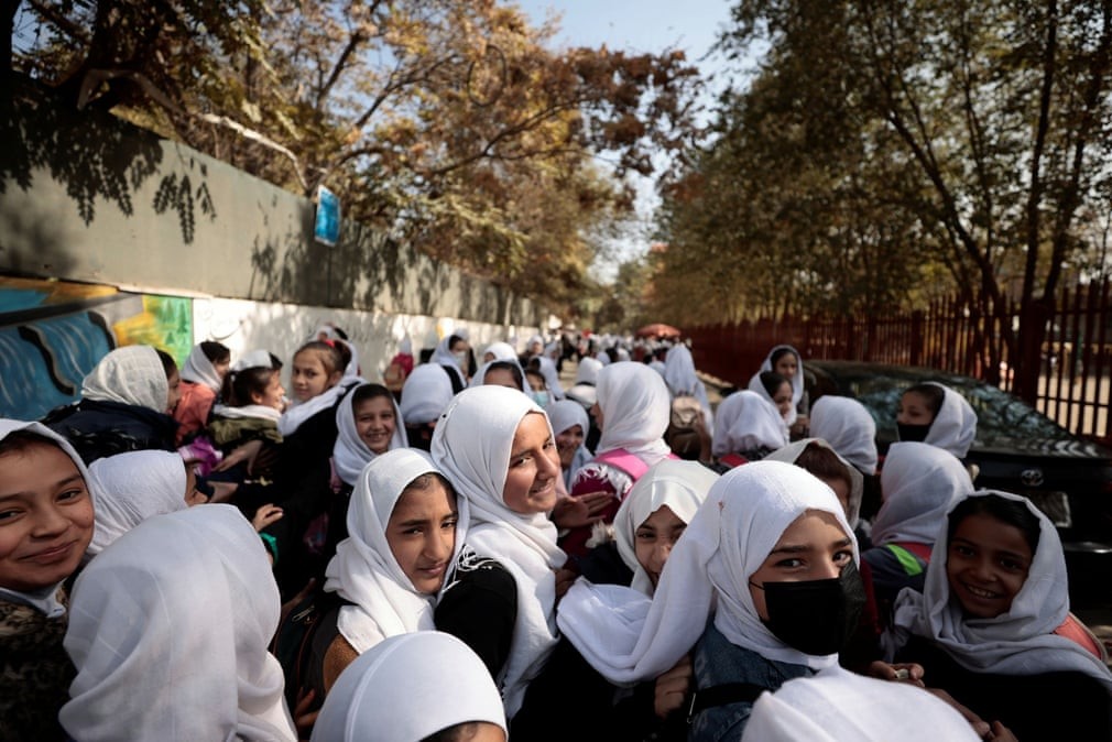 Các nữ sinh ra về một buổi học ở Kabul, Afghanistan. Từ khi lên nắm chính quyền, phong trào Taliban đã cho phép tất cả học sinh trai và gái được trở lại lớp học, nhưng không cho phép các em gái học lên bậc trung học. (Nguồn: Reuters)